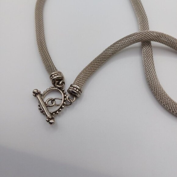 Vintage puffed heart locket necklace with blue crystal stone and floral details - Picture 5 of 7